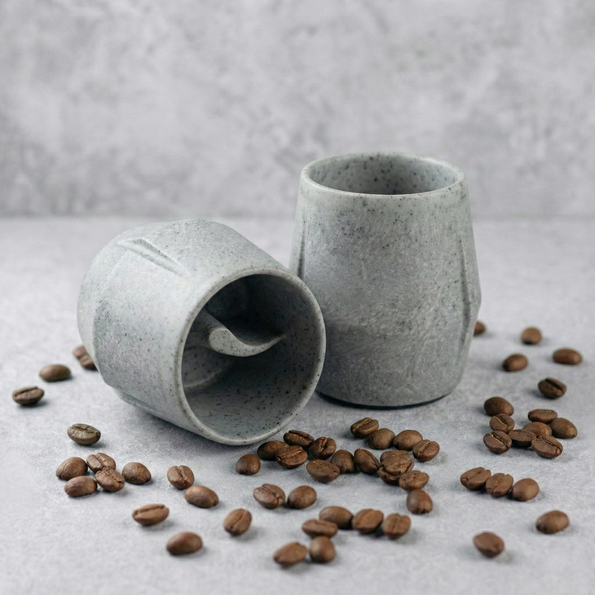 KRUG Kaffeetasse Kaffeebecher basalt-grau zwei Tassen und Kaffeebohnen