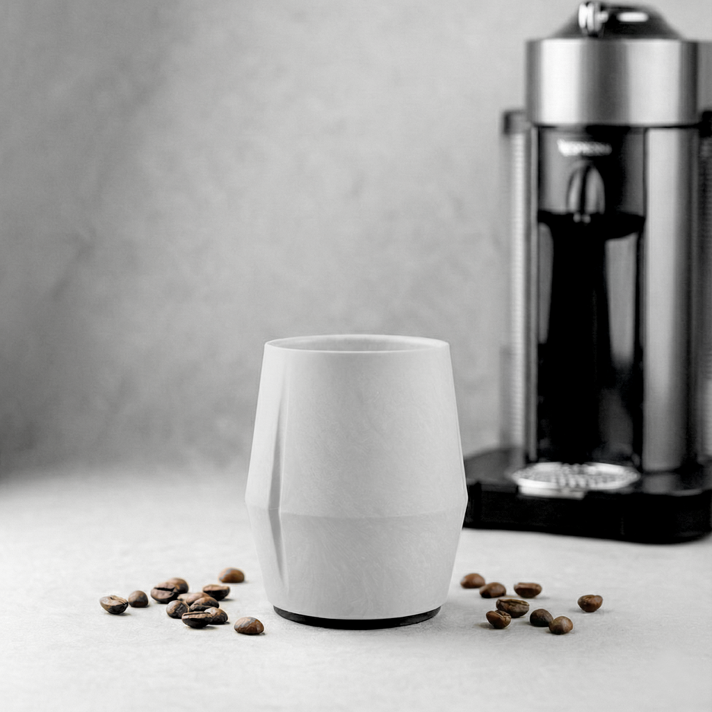 KRUG Kaffeetasse Kaffeebecher kreide-weiß mit Kaffeemaschine ohne Verpackung