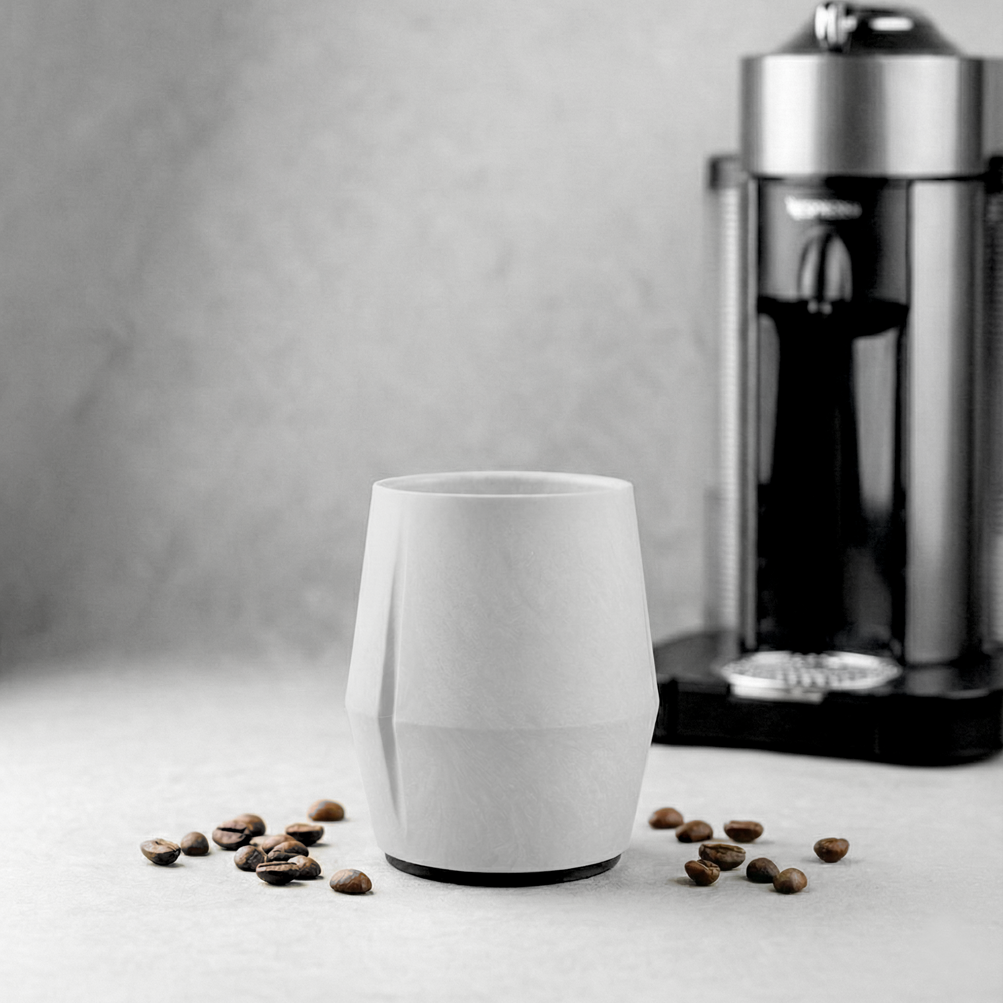 KRUG Kaffeetasse Kaffeebecher kreide-weiß mit Kaffeemaschine ohne Verpackung