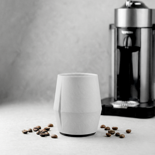 KRUG Kaffeetasse Kaffeebecher kreide-weiß mit Kaffeemaschine ohne Verpackung