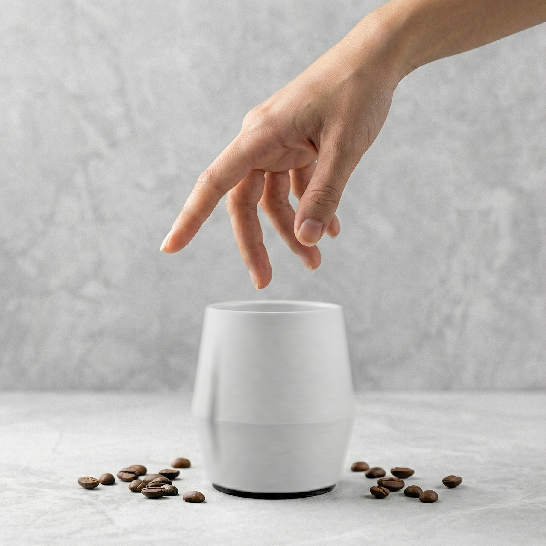 KRUG Kaffeetasse Kaffeebecher kreide-weiß mit Hand und Drehung