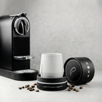 KRUG Kaffeetasse Kaffeebecher skreide-weiß mit Kaffeemaschine und Verpackung