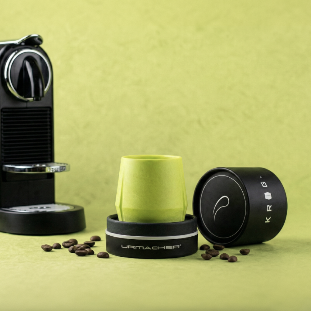 KRUG Kaffeetasse Kaffeebecher olivin-grün mit Kaffeemaschine und Verpackung