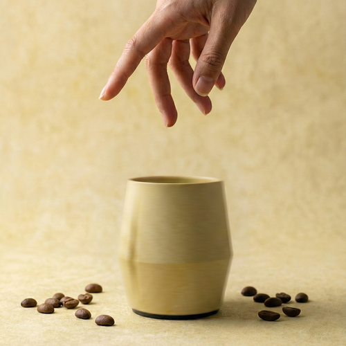 KRUG Kaffeetasse Kaffeebecher sandstein-braun mit Hand und Drehung