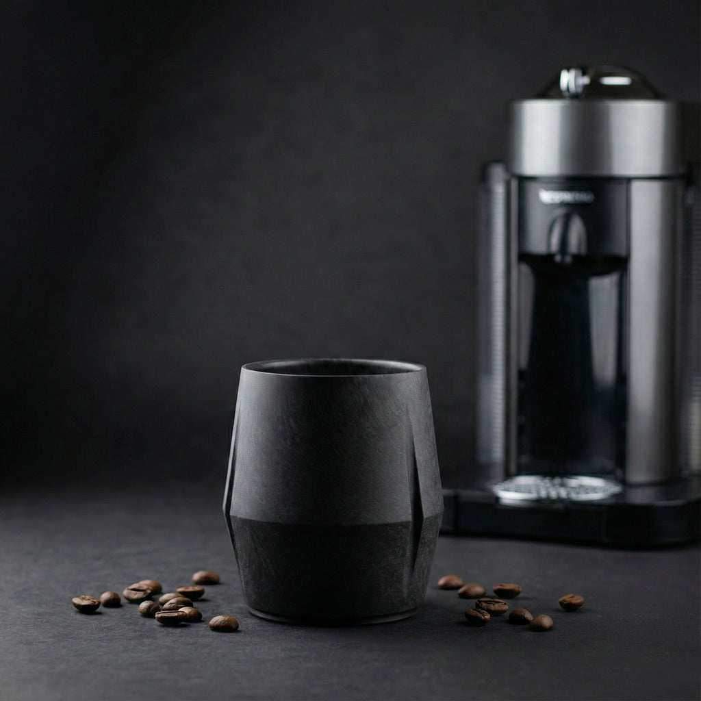 KRUG Kaffeetasse Kaffeebecher schiefer-schwarz mit Kaffeemaschine ohne Verpackung