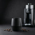 KRUG Kaffeetasse Kaffeebecher schiefer-schwarz mit Kaffeemaschine ohne Verpackung