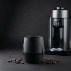 KRUG Kaffeetasse Kaffeebecher schiefer-schwarz mit Kaffeemaschine ohne Verpackung