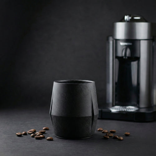 KRUG Kaffeetasse Kaffeebecher schiefer-schwarz mit Kaffeemaschine ohne Verpackung