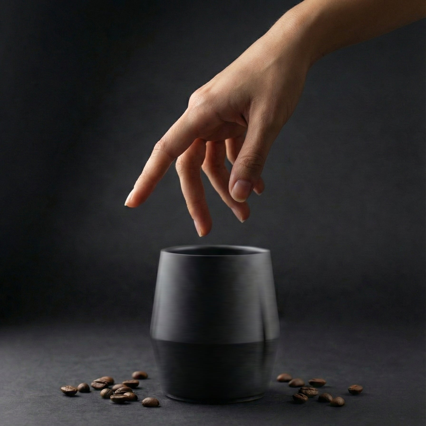 KRUG Kaffeetasse Kaffeebecher schiefer-schwarz mit Hand und Drehung