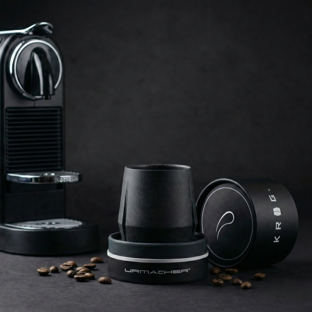 KRUG Kaffeetasse Kaffeebecher schiefer-schwarz mit Kaffeemaschine und Verpackung