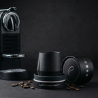 KRUG Kaffeetasse Kaffeebecher schiefer-schwarz mit Kaffeemaschine und Verpackung