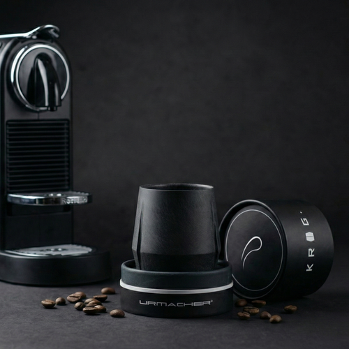 KRUG Kaffeetasse Kaffeebecher schiefer-schwarz mit Kaffeemaschine und Verpackung